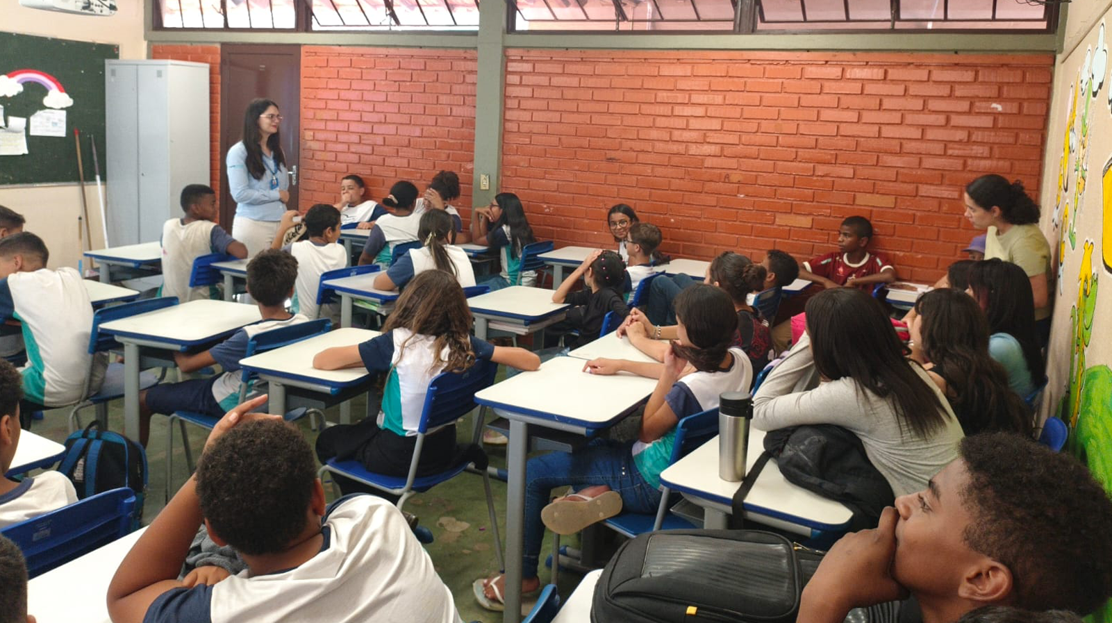 Alunos da Escola José Eduardo Aquino participam de palestra educativa sobre sexualidade e cuidado